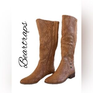 SB NEW IN BOX BEARTRAPS COLOR ALBURN IN A Size 6 M.